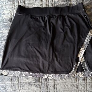 Stella Parker Black Skort w/ Floral Trim- L